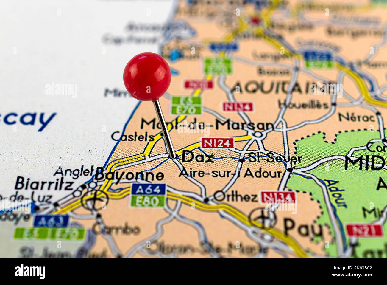 DAX-Karte. Nahaufnahme der Dax-Karte mit roter Nadel. Karte mit rotem Nadelpunkt von Dax in Frankreich. Stockfoto