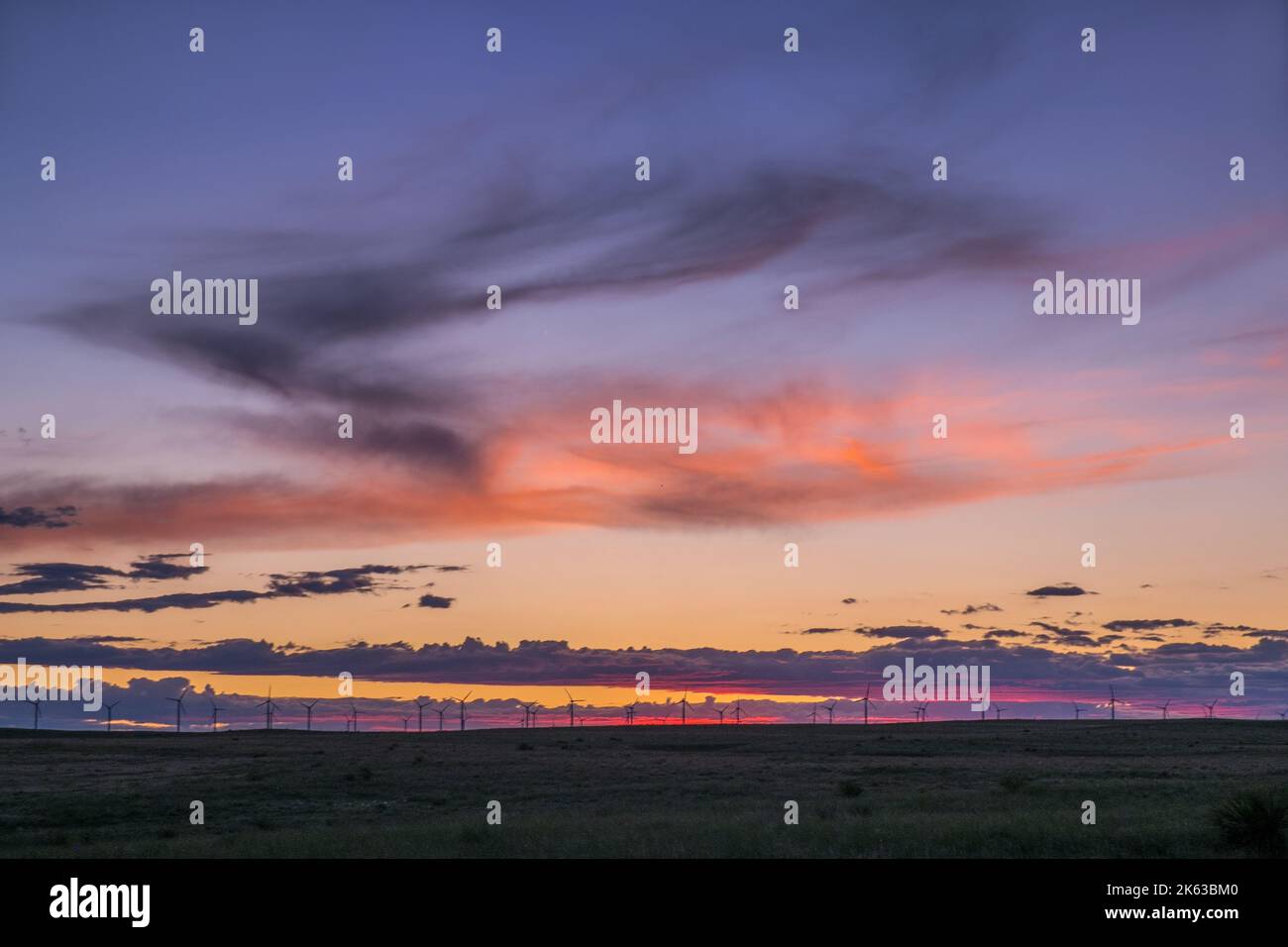 Windturbinen in den Great Plains, Colorado, USA, Sonnenaufgang oder Sonnenuntergang, Windenergie, Alternative Energie, saubere Energie Stockfoto