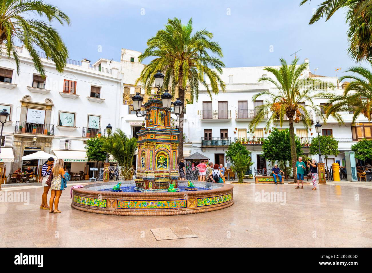 Farbenfroher Mosaikbrunnen an der Plaza de Espana, Vejer de la Frontera, Andalusien, Spanien Stockfoto