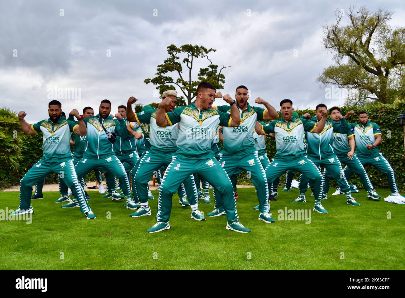 Darlington, Großbritannien. 11 Okt 2022. Die Männer der Rugby-League-Weltmeisterschaft der Cook-Inseln sind in der Rockliffe Hall angekommen, wo sie während ihrer Kampagne RLWC2021, die ein Spiel gegen die Rivalen Tonga im Riverside Stadium von Middlesbrough umfasst, drei Wochen lang ihren Sitz haben werden. Die Mannschaft wurde mit einer jungen Blaskapelle und jungen Spielern von Yarm Wolves begrüßt, bevor sie lokale Vertreter und die Medien trafen. Sie führten auch den Haka auf. Quelle: Teesside Snapper/Alamy Live News Stockfoto
