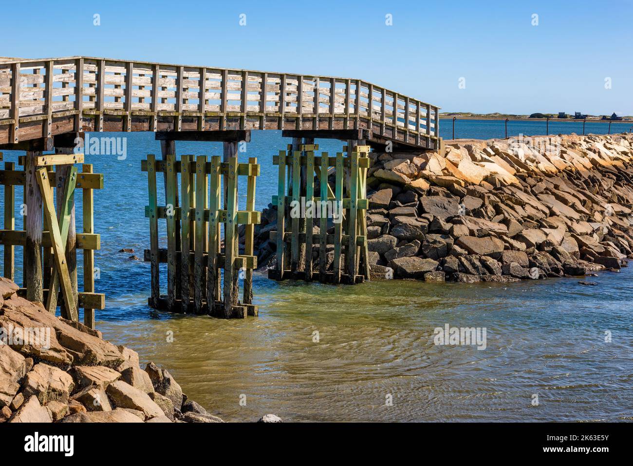 Brücke, die den Deich über das Meerwasser im Hafen von Plymouth in Plymouth, Massachusetts, USA, verbindet. Stockfoto