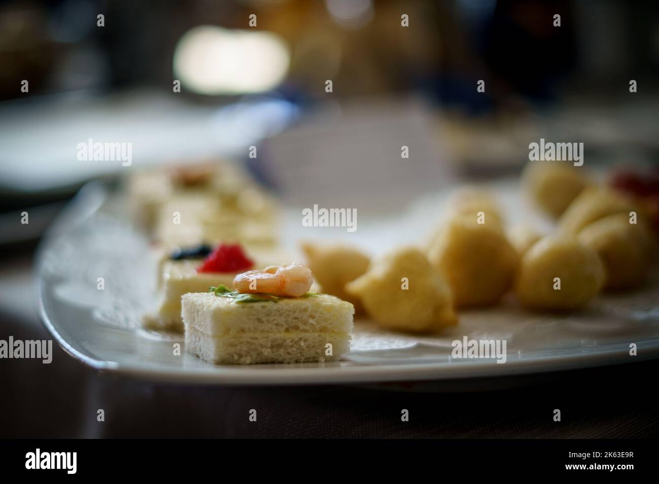 Aperitif mit Weißbrot, Mayonnaise, Kaviar, Garnelen und Basilikum. Stockfoto