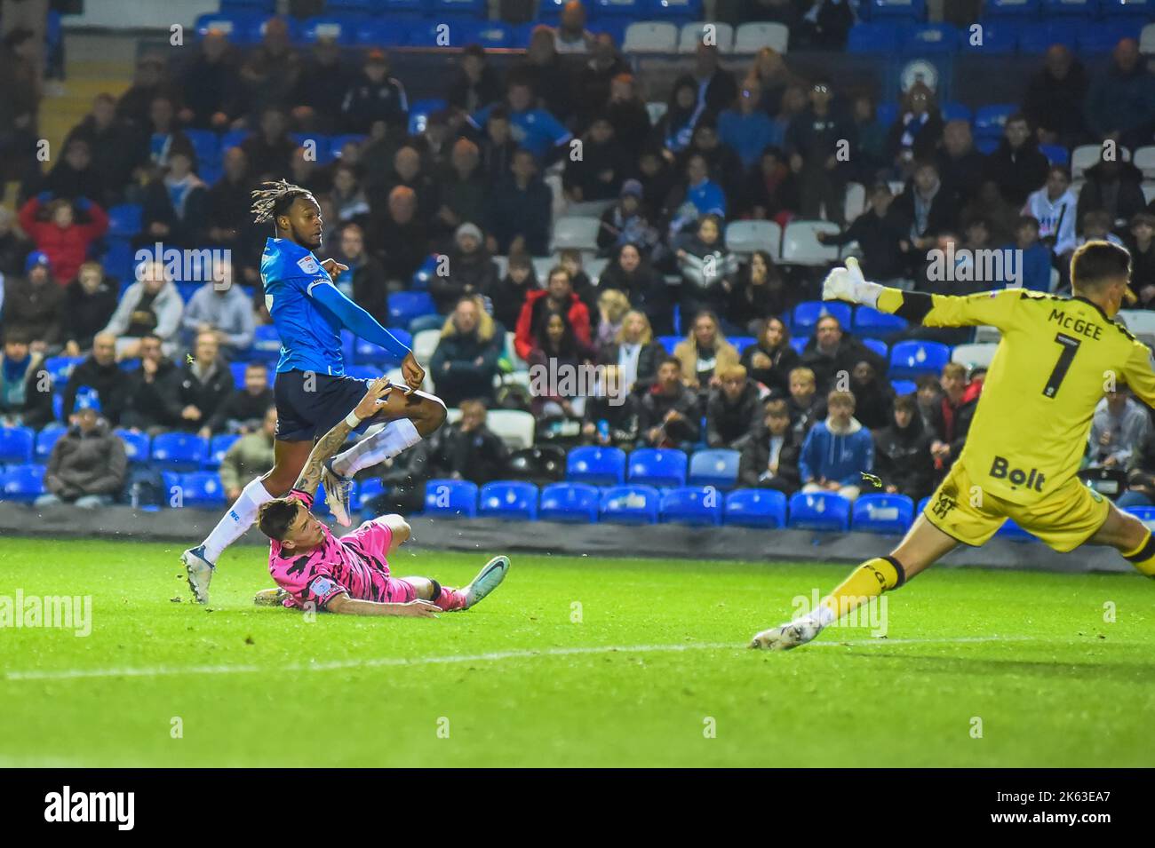 Peterborough, Großbritannien. 11.. Oktober 2022. Ricky Jade Jones (17 Peterborough United) erzielt Peterboroughs am Dienstag, den 11.. Oktober 2022, im Sky Bet League 1-Spiel zwischen Peterborough und Forest Green Rovers in der London Road, Peterborough, ein Tor von 3.. (Kredit: Kevin Hodgson | MI News) Kredit: MI Nachrichten & Sport /Alamy Live News Stockfoto
