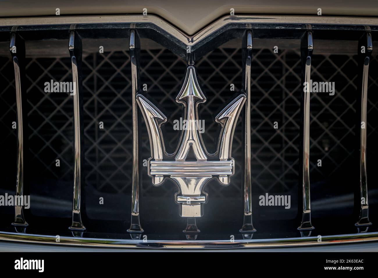 Das Dreizack-Logo der Autofirma Maserati. Das Logo des italienischen Luxusfahrzeugherstellers basiert auf dem Neptunbrunnen auf der Piazza Maggiore von Bologna, Bologna, Italien, Juli 2021 Stockfoto