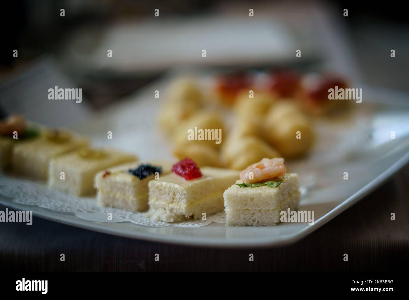 Aperitif mit Weißbrot, Mayonnaise, Kaviar, Garnelen und Basilikum. Stockfoto