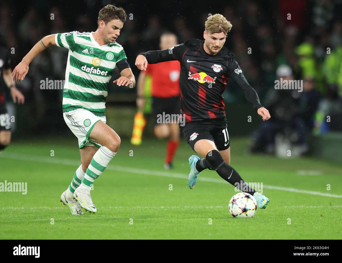 Glasgow, Großbritannien. 11. Oktober 2022. Fußball: Champions League, Celtic Glasgow - RB Leipzig, Gruppenphase, Gruppe F, Matchday 4 im Celtic Park: Der Leipziger Timo Werner (r) spielt den Ball gegen den Celtic-Gegner Matt O'Riley. Quelle: Jan Woitas/dpa/Alamy Live News Stockfoto