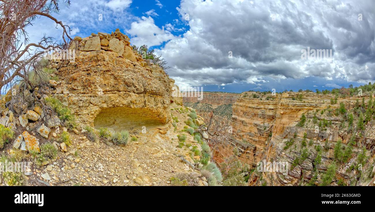 Die Ruinen einer alten indischen Struktur zwischen Papago Point und Zuni Point am Grand Canyon Arizona. Die Mulde unter den Ruinen war Probezeit Stockfoto