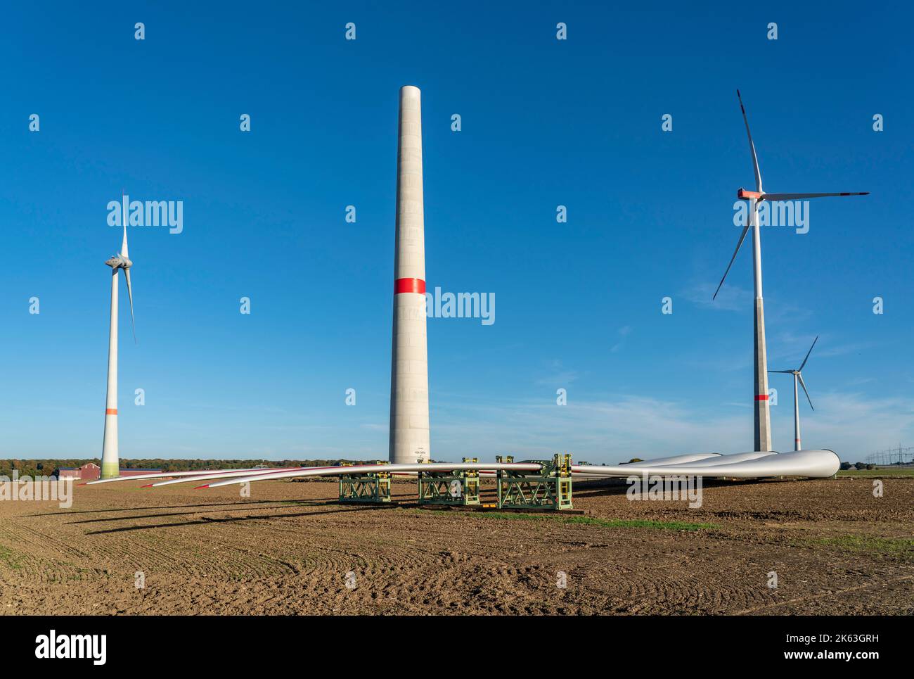 Windpark bei Bad Wünnenberg, Baustelle, Lagerplatz für eine neue Windenergieanlage, Mast, Maschinenhaus und Rotoren sind fertig Stockfoto