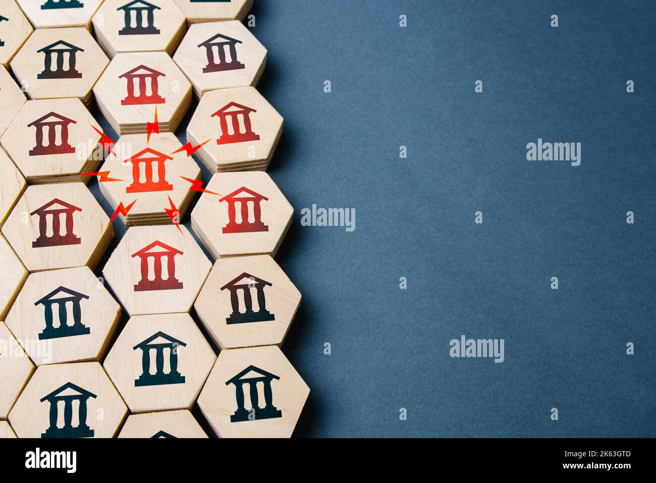 Probleme mit Behörden und Institutionen. Abschaltung der öffentlichen Behörden. Bürokratieabbau und Korruption. Bankversagen verursacht eine Kette Stockfoto
