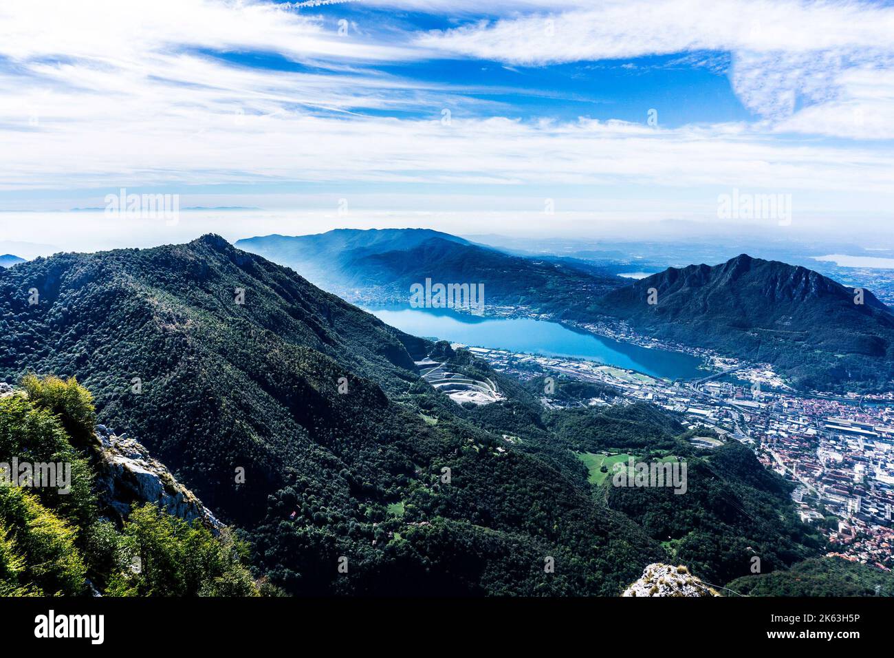 Die Landschaft auf Piani D’erna, 1375m über dem Meeresspiegel in der Nähe der Stadt Lecco am Comer See. Stockfoto