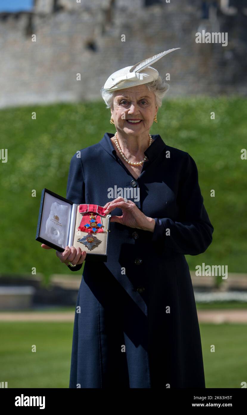 Datei-Foto vom 15/04/14 von Angela Lansbury, nachdem sie von Königin Elizabeth II. Bei einer Investiturzeremonie im Windsor Castle, Bekshire, zur Dame Commander ernannt wurde. Angela Lansbury ist laut einer Familienmitteilung im Alter von 96 Jahren gestorben. Stockfoto