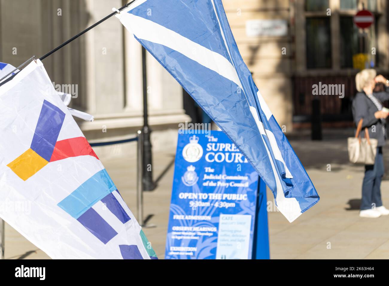 London, Großbritannien. 11. Oktober 2022. Schottische Nationalisten schwenken Flaggen vor dem obersten Gericht, wo der Rechtsfall, ob Holyrood ein schottisches Unabhängigkeitsreferendum (Indyref2) ohne die Zustimmung von Westminster durchführen kann, weitergeht.Quelle: Ian Davidson/Alamy Live News Stockfoto