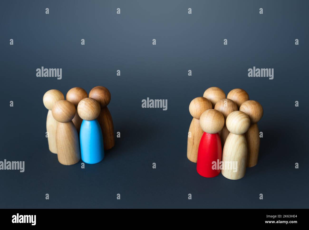 Zwei Oppositionsgruppen. Rivalisierende Anführer ziehen Menschen an ihre Seite. Demokratische Wahlen. Umfrage. Geteilte Meinungen. Marketing. Politik Stockfoto