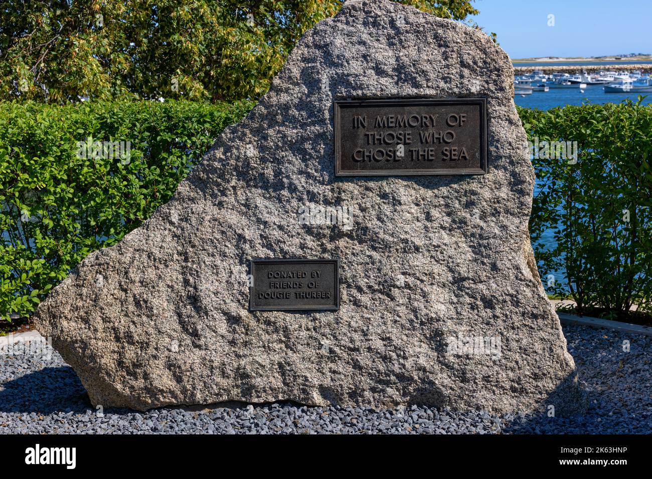 Plymouth, Massachusetts, USA - 15. September 2022: Ein Gedenkstein für Dougie Thurber, der sein Leben bei einem Fischunfall verloren hat und ebenfalls dem Denkmal gewidmet ist Stockfoto