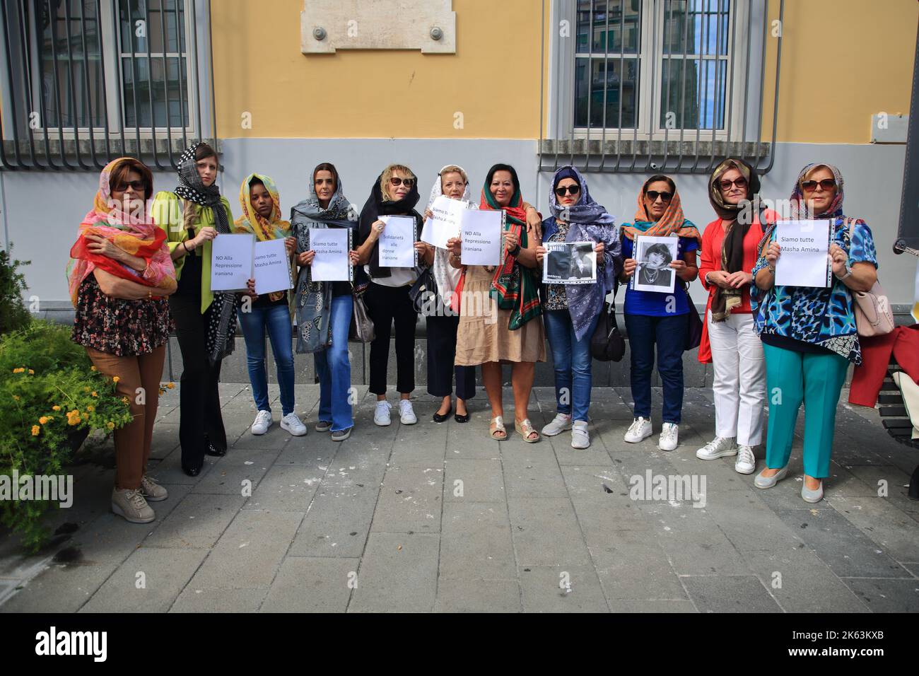 Gruppe von Frauen, die nach dem Aufstand des iranischen Volkes nach dem Tod von Mahsa Amini gegen die Repression des iranischen Regimes protestieren. Stockfoto