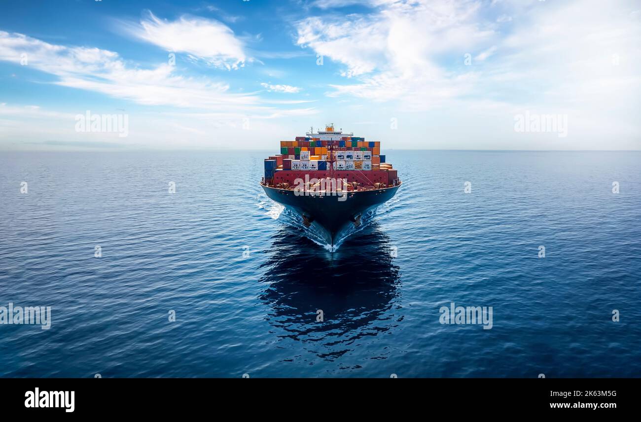 Vorderansicht eines Containerschiffes, das über den Ozean fährt Stockfoto