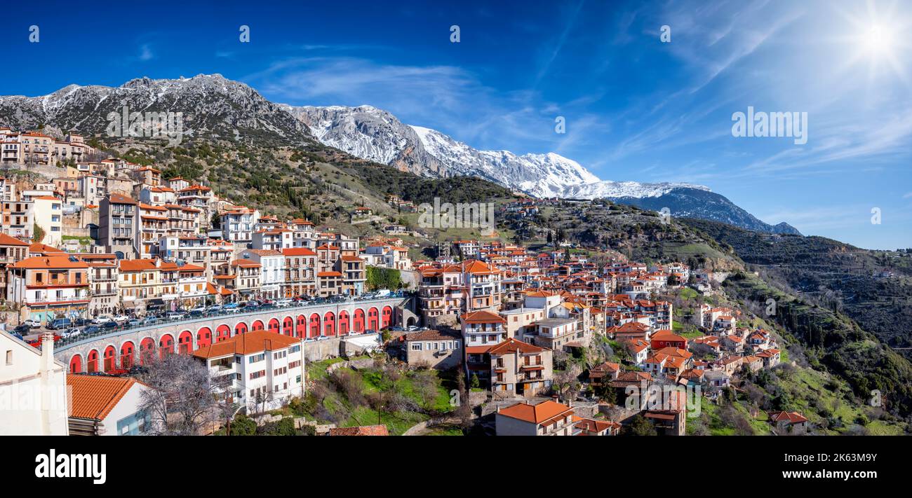 Panorama der Stadt Arachova, Griechenland, neben dem Berg Parnassus Stockfoto