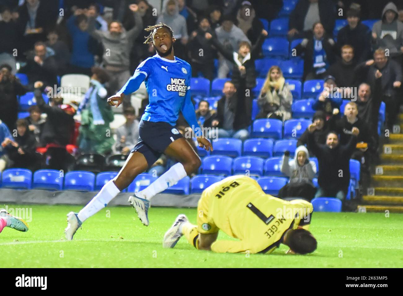 Peterborough, Großbritannien. 11.. Oktober 2022. Ricky Jade Jones (17 Peterborough United) feiert sein Tor während des Spiels der Sky Bet League 1 zwischen Peterborough und Forest Green Rovers in London Road, Peterborough, am Dienstag, den 11.. Oktober 2022. (Kredit: Kevin Hodgson | MI News) Kredit: MI Nachrichten & Sport /Alamy Live News Stockfoto