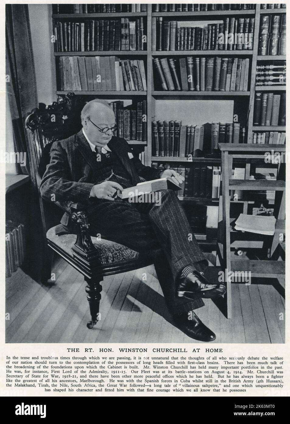 WINSTON CHURCHILL (1874 - 1965), zu Hause, Lesung, am Vorabend des Zweiten Weltkriegs. Stockfoto