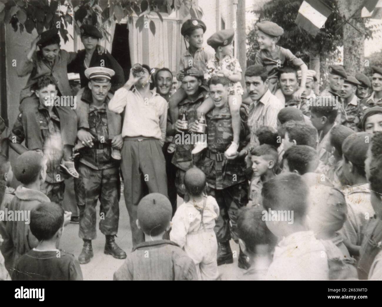 Nordafrika: Während die Deutschen und Italiener aus Afrika vertrieben werden, werden die Freien französischen Truppen in die ehemaligen französischen Gebiete zurückaufgenommen Datum: 1943 Stockfoto