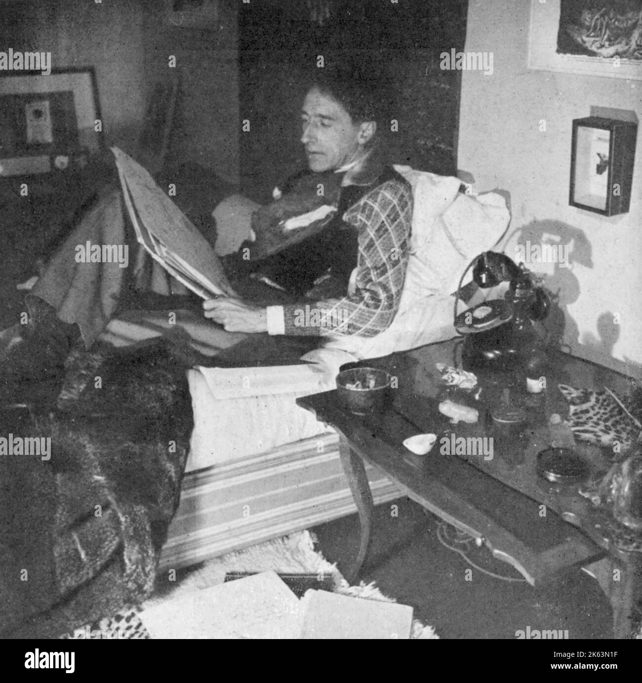 JEAN COCTEAU französischer Schriftsteller, Künstler und Filmemacher, der 1941 im Bett las Datum: 1889-1963 Stockfoto