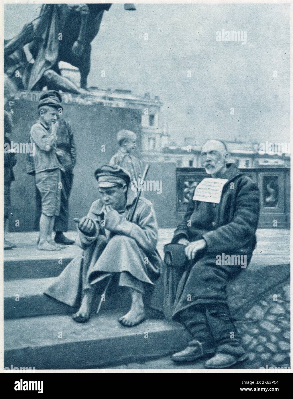 Wo es kein St. Dunstan's Hostel, ein geblindeter russischer Soldat, wird ein Barfußbettler auf der Fontanka-Brücke, Sankt Petersburg, Russland. Stockfoto