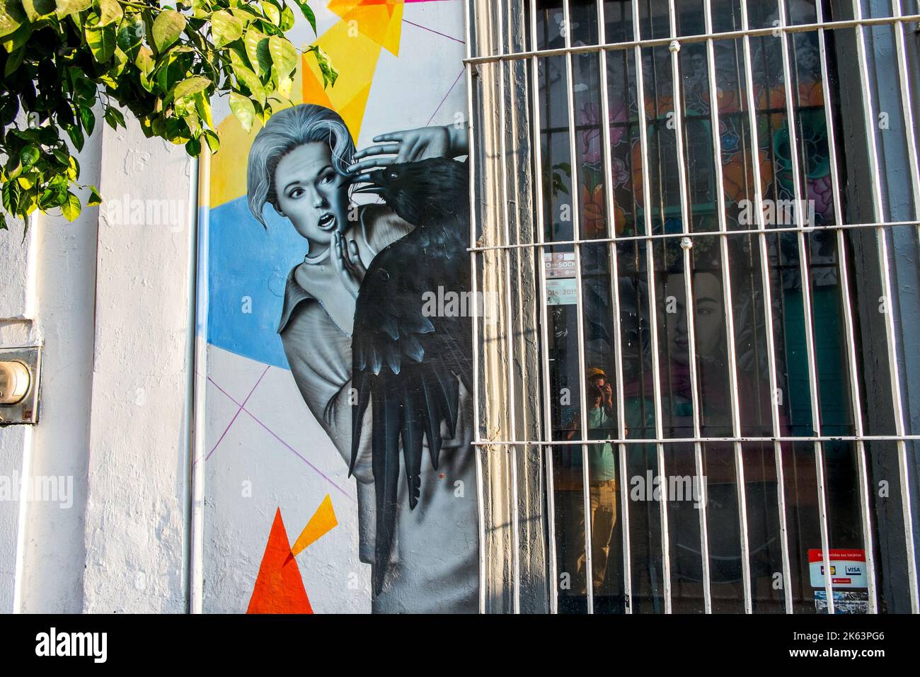 Wandbild einer Krähe, die eine Frau in Guadalajara, Mexiko, angreift Stockfoto