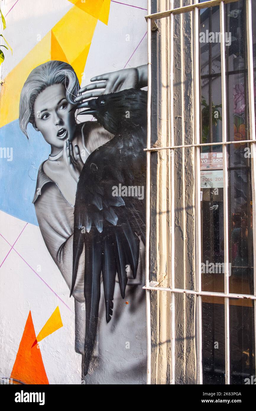 Wandbild einer Krähe, die eine Frau in Guadalajara, Mexiko, angreift Stockfoto