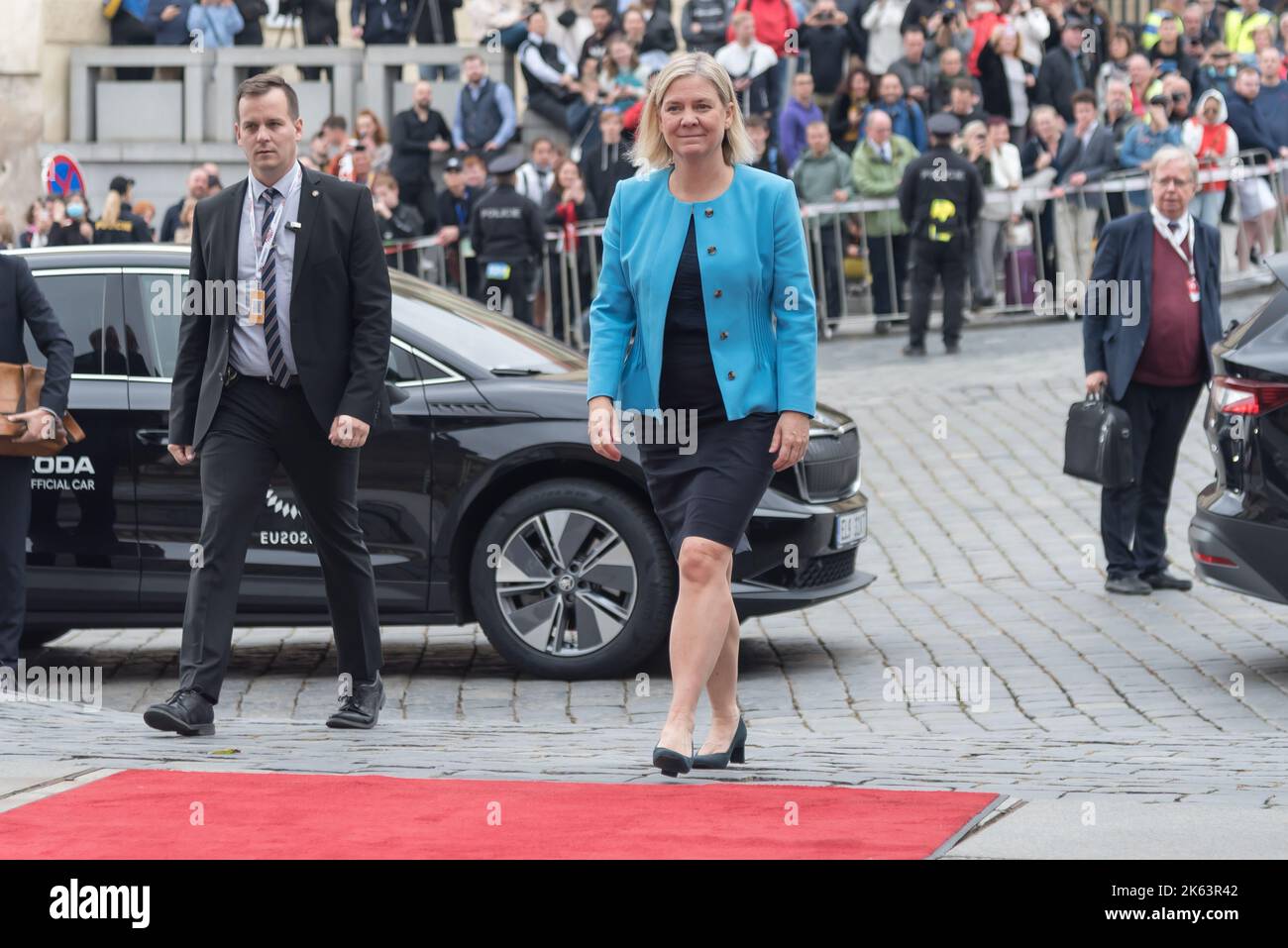 Die schwedische Premierministerin Eva Magdalena Andersson hat sie vor dem Gipfeltreffen der Europäischen Politischen Gemeinschaft in Prag gesehen. Es handelt sich um das erste Treffen, das jemals von einem breiteren Format von Mitgliedstaaten der Europäischen Union und anderen europäischen Ländern auf dem gesamten Kontinent durchgeführt wurde. Stockfoto