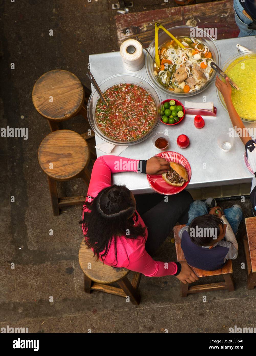 Familienessen Mittagessen auf dem Stadtmarkt in Guanajuato, Mexiko, Tische und Stühle, Pico de gallo, Sandwich, Mutter und Sohn Stockfoto
