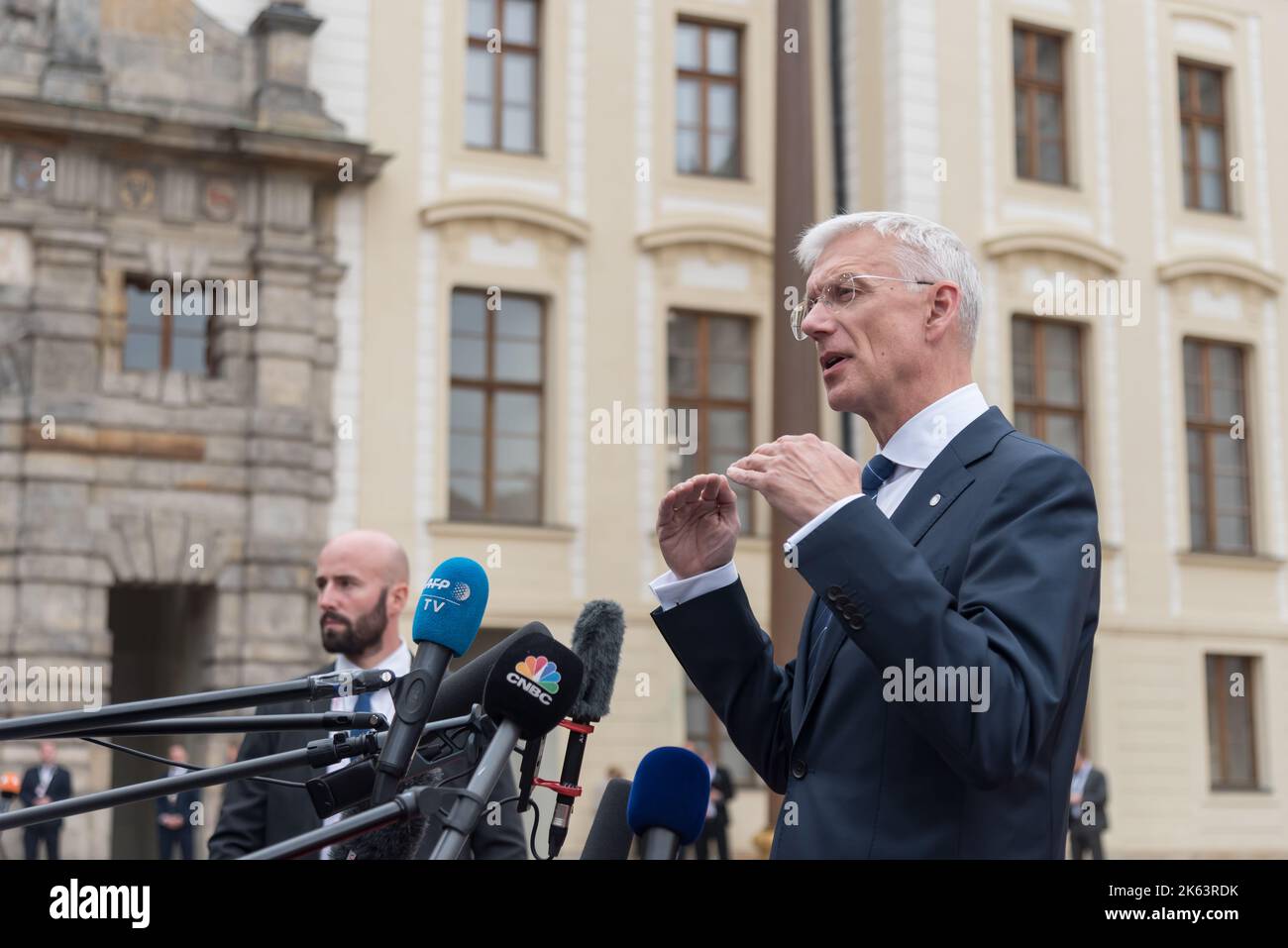 Der lettische Premierminister Krisjanis Karins spricht vor dem Gipfeltreffen der Europäischen Politischen Gemeinschaft in Prag mit den Medien. Es handelt sich um das erste Treffen, das jemals von einem breiteren Format von Mitgliedstaaten der Europäischen Union und anderen europäischen Ländern auf dem gesamten Kontinent durchgeführt wurde. Stockfoto