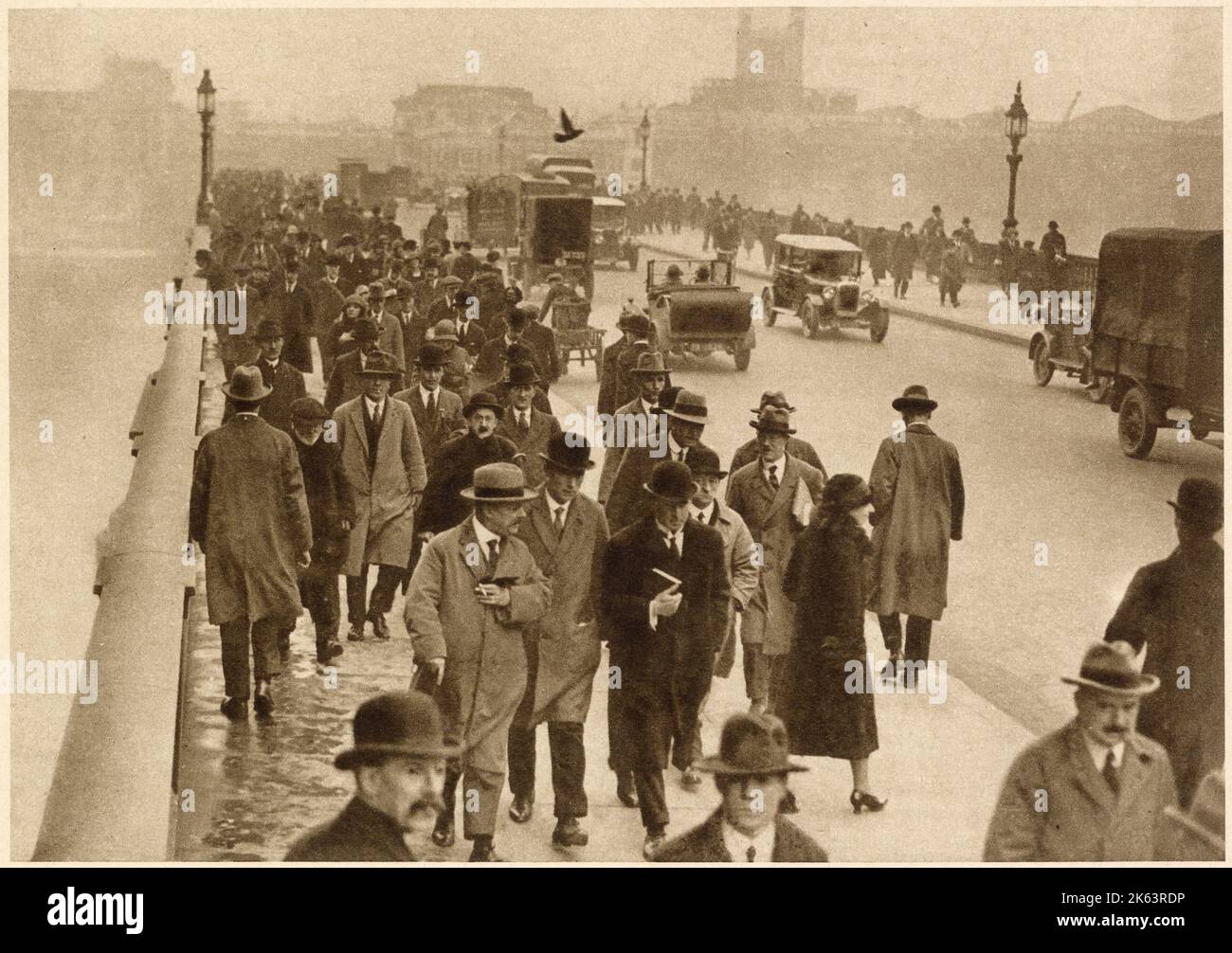 Montagmorgen Rush Hour mit vielen Leuten, die über die London Bridge laufen. Datum: 1935 Stockfoto