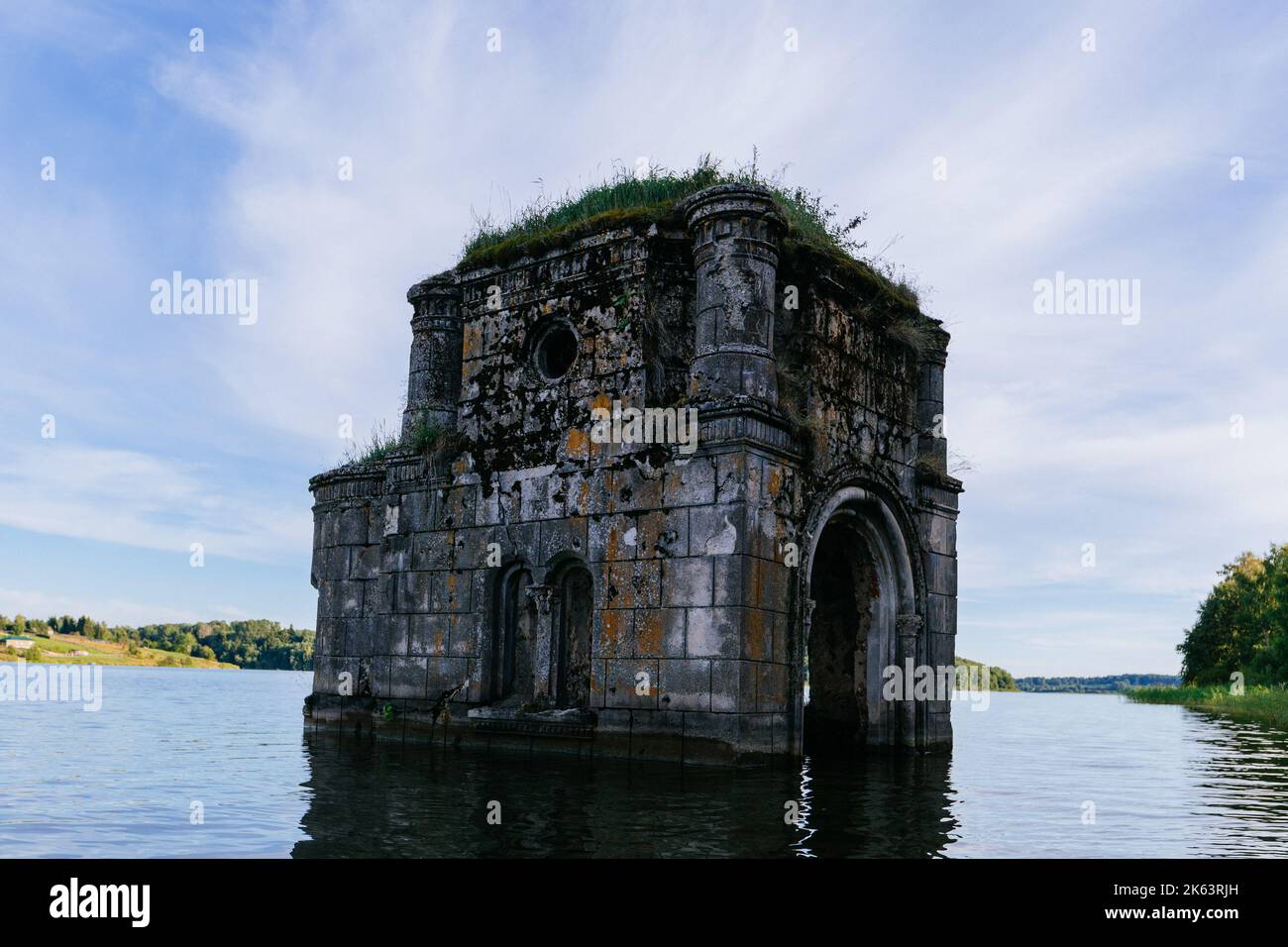 Alte überflutete ruinierte verlassene Kirche. Uralte Ruinen auf dem Wasser Stockfoto