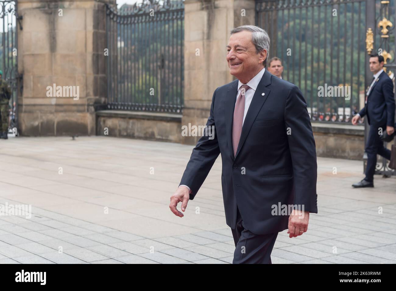 Der italienische Ministerpräsident Mario Draghi vor dem Gipfeltreffen der Europäischen Politischen Gemeinschaft in Prag. Es handelt sich um das erste Treffen, das jemals von einem breiteren Format von Mitgliedstaaten der Europäischen Union und anderen europäischen Ländern auf dem gesamten Kontinent durchgeführt wurde. Stockfoto