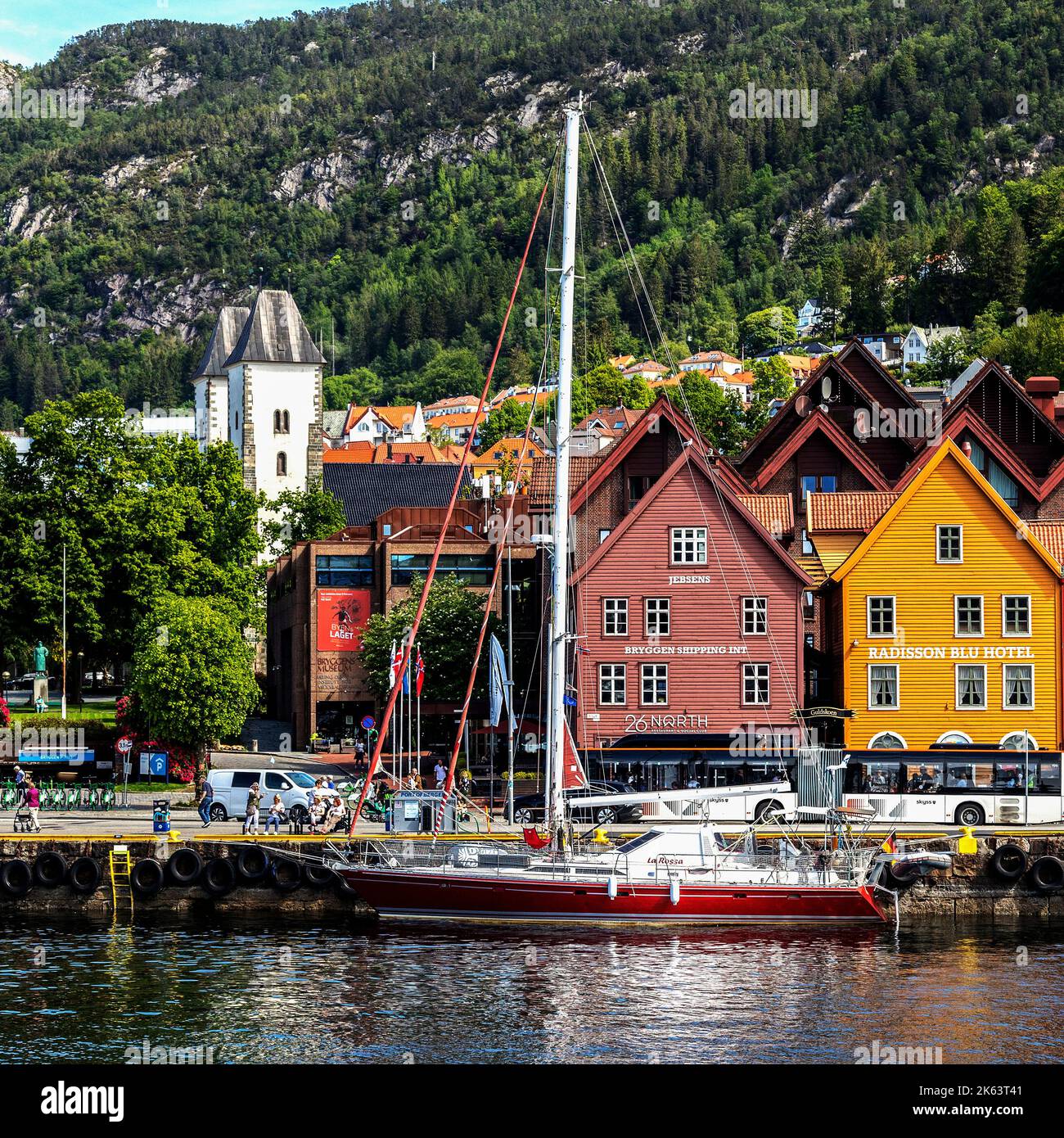 Das deutsche Segelboot La Rossa liegt am Bryggen Kai, dem UNESCO-Hanseatischen Teil des Hafens von Bergen, Norwegen. Stockfoto