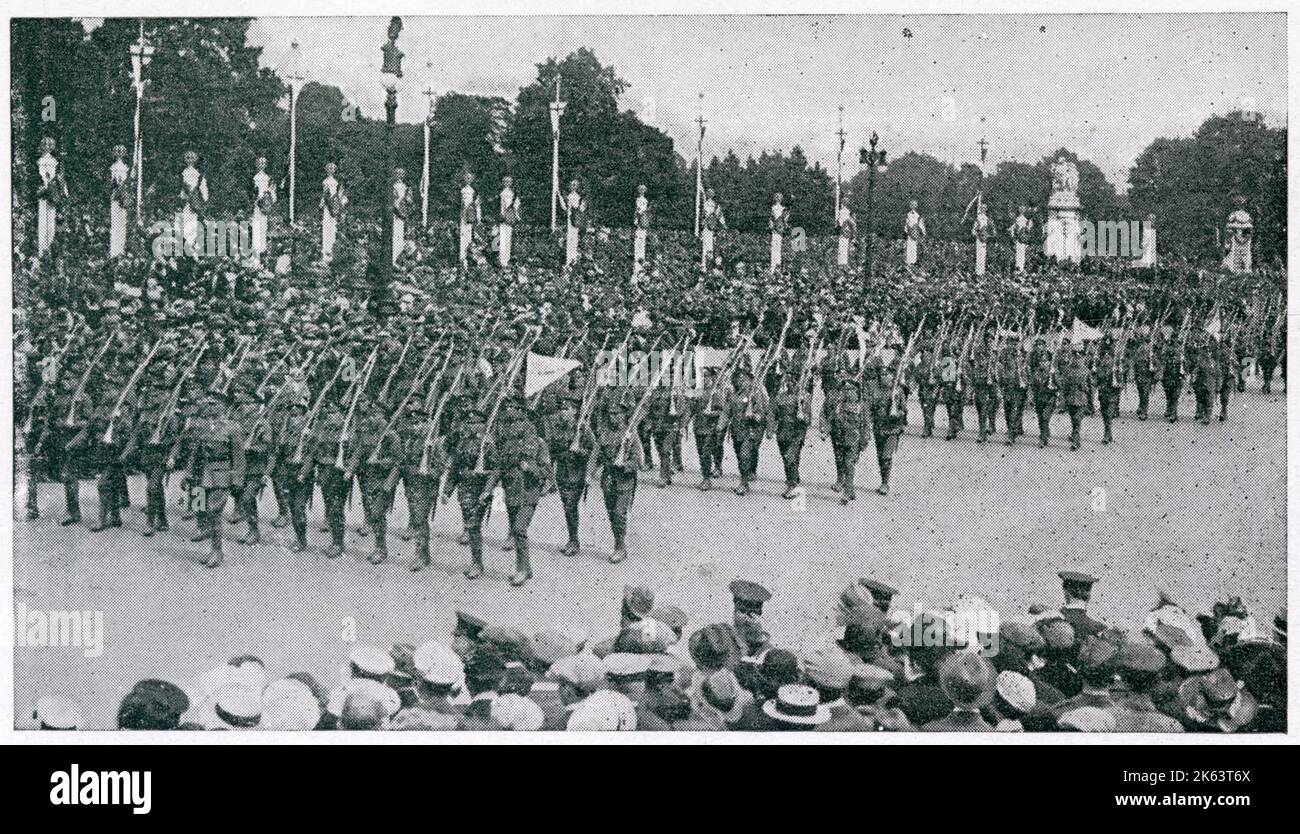 Peace Parade in London, um das Ende des Ersten Weltkriegs zu feiern, Foto mit Vertretern von 3. Royal Inniskilling Fusiliers in Führung. Stockfoto