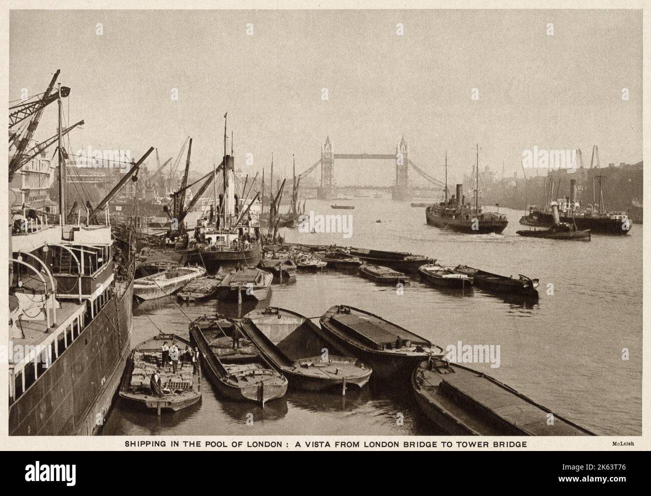 Schifffahrt auf der Themse, London, Blick von der London Bridge in Richtung Tower Bridge. Stockfoto