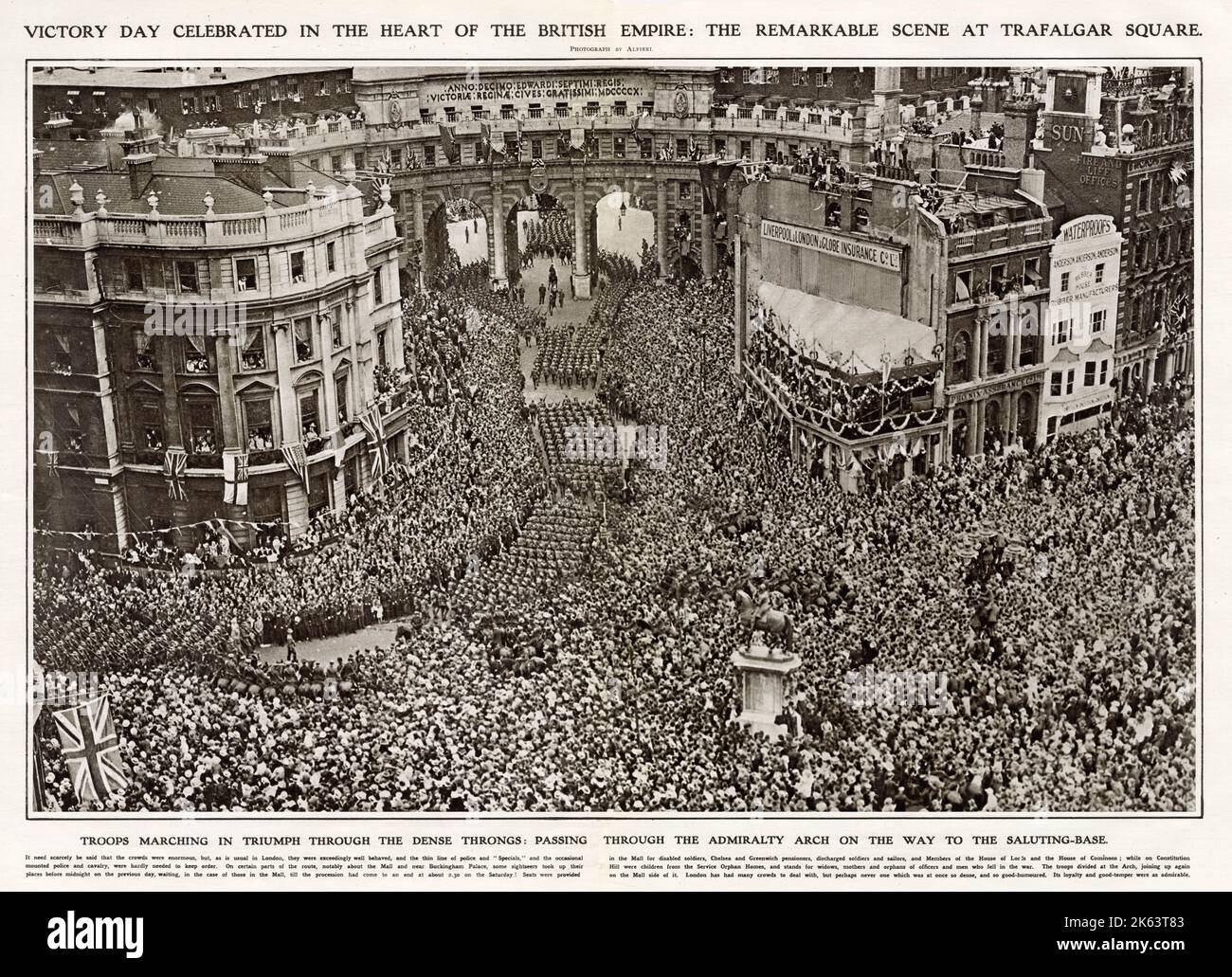 Truppen marschieren triumphierend durch die dichten Menschenmassen, passieren den Admiralty Arch auf dem Weg zur Saluting-Base, um das Ende des Ersten Weltkriegs zu feiern. Datum: 19. Juli 1919 Stockfoto