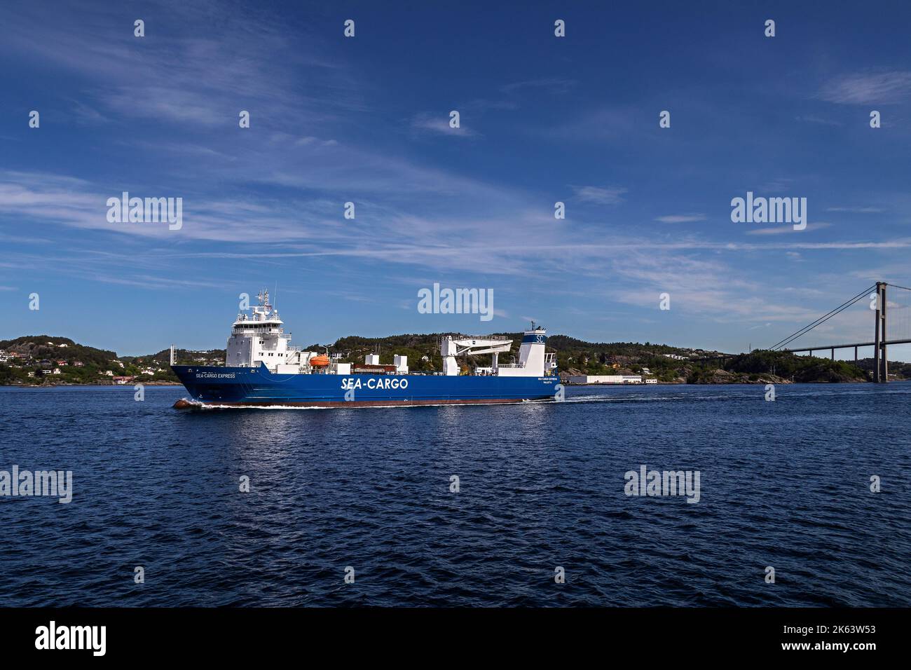 Mehrzweck-Ro-Schiff Sea-Cargo Express am Hjeltefjorden, Abfahrt vom Hafen Bergen, Norwegen. Askoybroen im Hintergrund Stockfoto