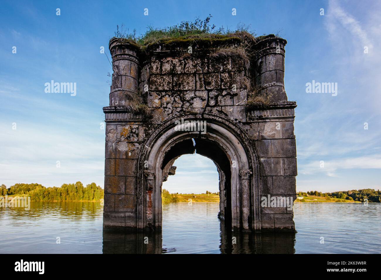 Alte überflutete ruinierte verlassene Kirche. Uralte Ruinen auf dem Wasser Stockfoto