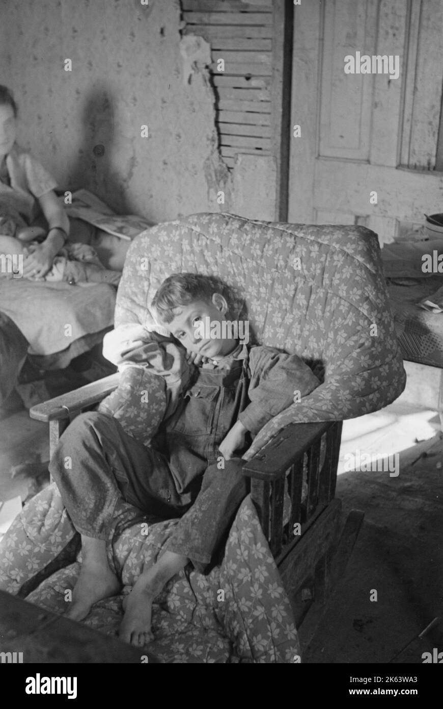 Eines von John Scotts Kindern, das sich von einem schweren Lungenentzündung-Angriff erholte, Ringgold, Iowa. Datum: 1937. Jan Stockfoto