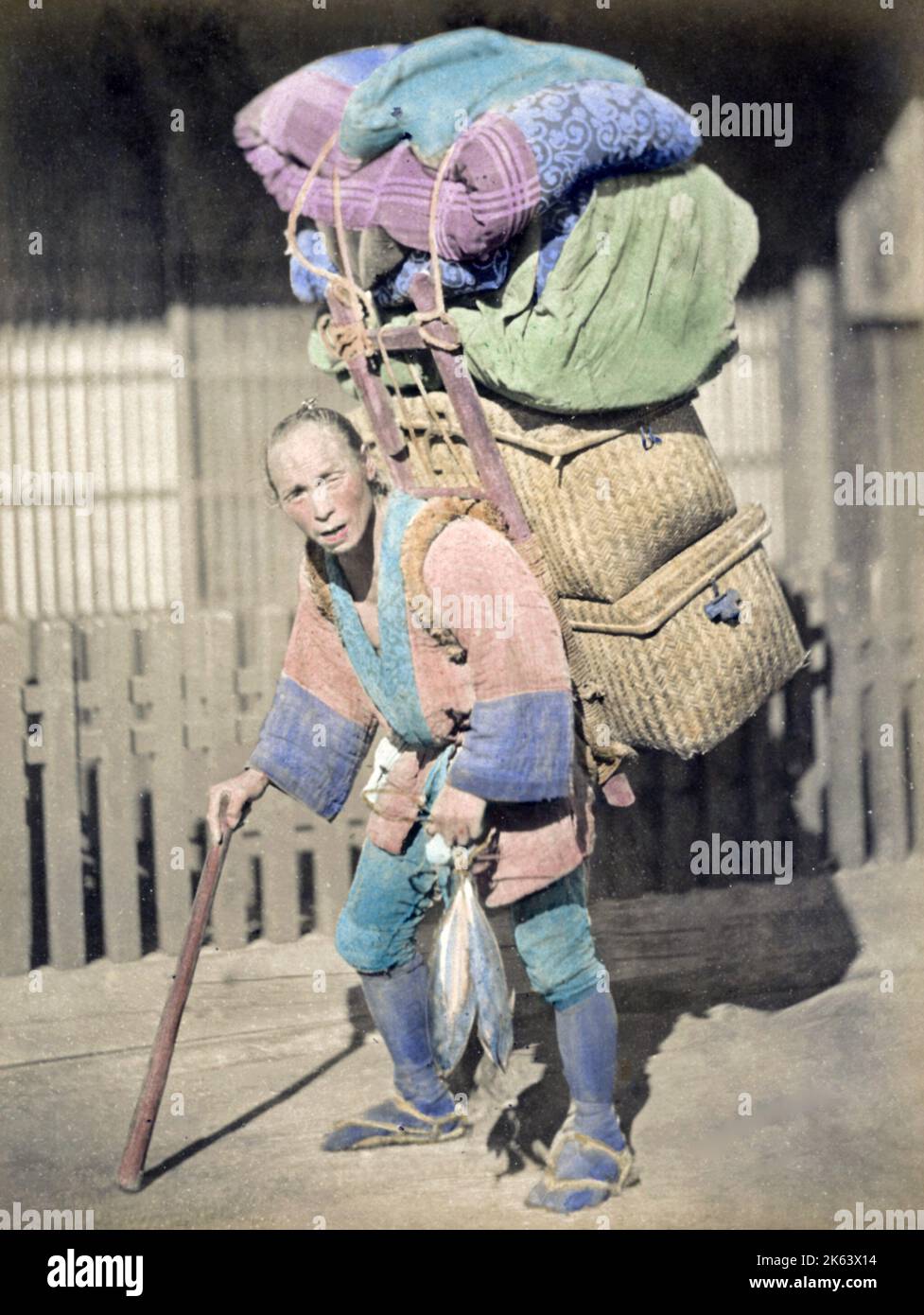 Portier mit schwerer Ladung, Japan, ca. 1870er. Stockfoto