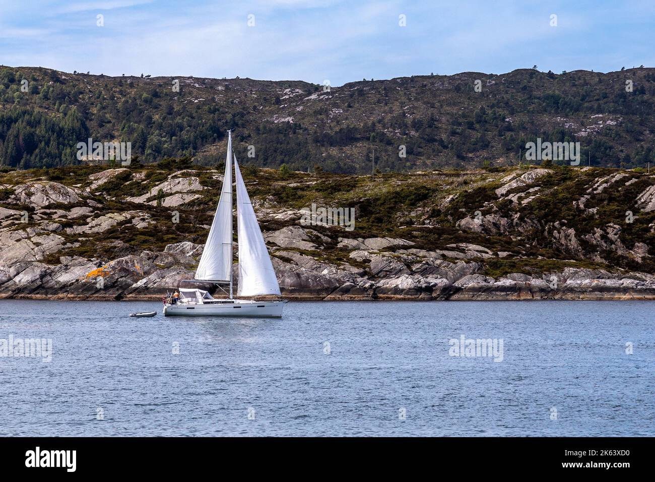 Ein Segelboot des Typs Beneteau Oceanis 41, das südlich von Bergen an der Westküste Norwegens segelt Stockfoto
