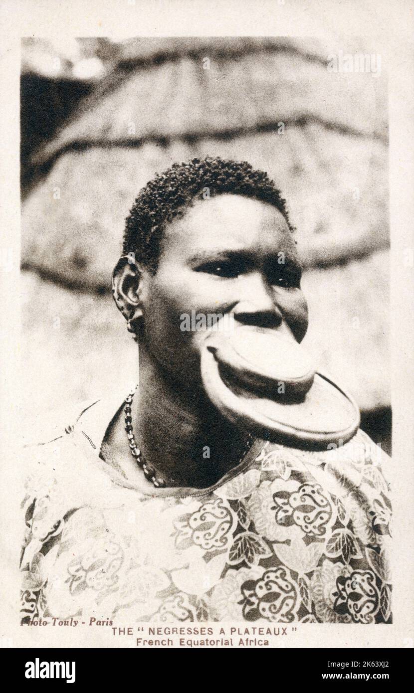 Frau mit riesigen Lippenplatten aus dem französischen Kongo - einer französischen Kolonie, die zu einer Zeit das heutige Gebiet der Republik Kongo, Gabun und der Zentralafrikanischen Republik umfasste. Datum: Ca. 1910s Stockfoto