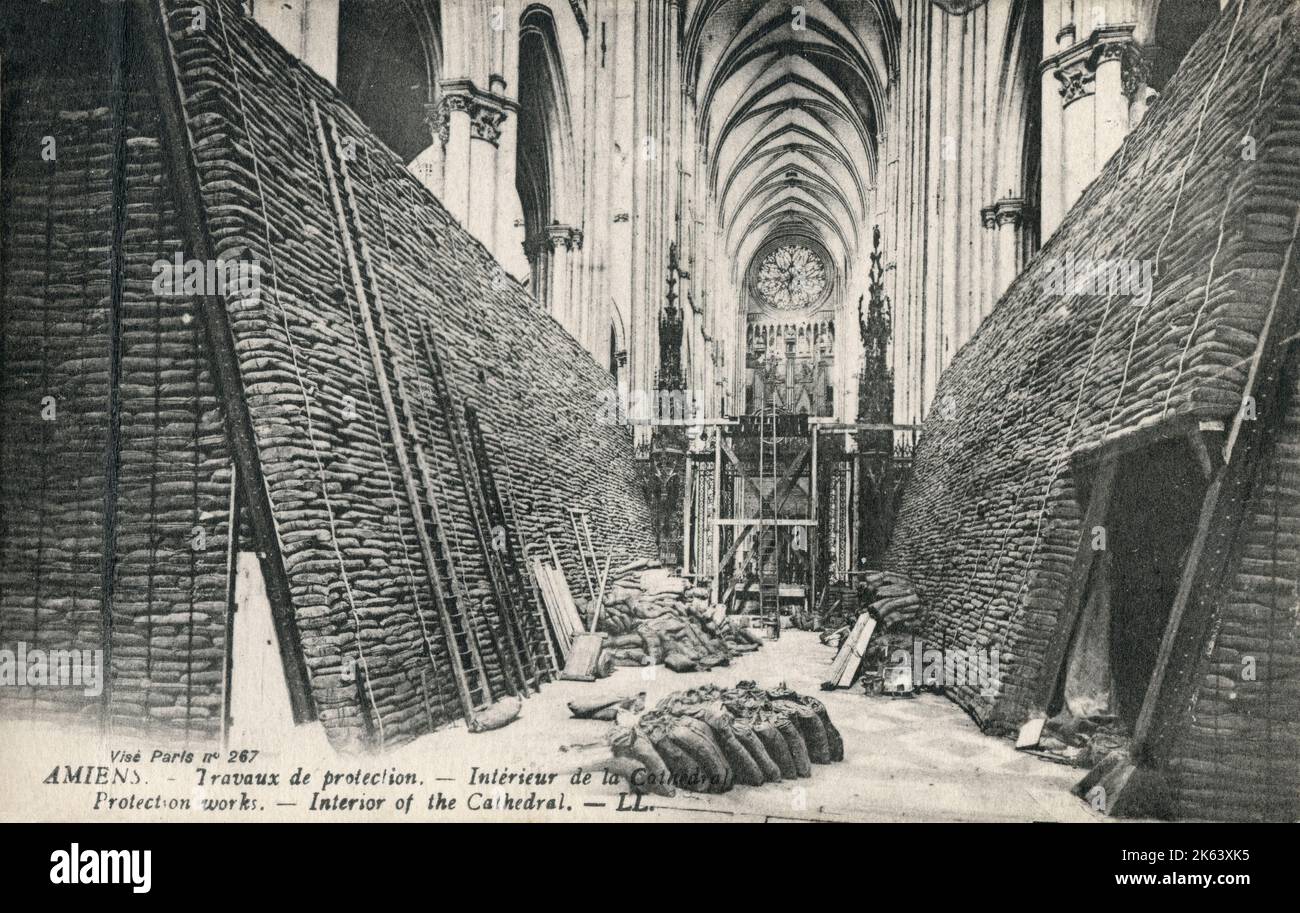 WW1 - Kathedrale von Amiens, Frankreich - Schutz vor Luftangriffen durch eine Wand aus Sandsäcken (innen). Datum: Ca. 1915 Stockfoto