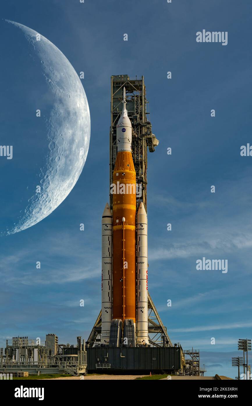 Orion-Raumschiff auf dem Startplatz auf dem Mondhintergrund. Artemis-Weltraumprogramm zur Erforschung des Sonnensystems. Elemente dieses Bildes, die von der NASA eingerichtet wurden. Stockfoto