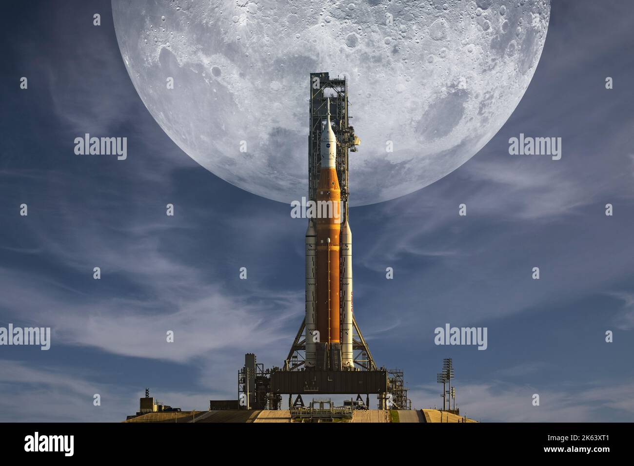 Sci-Fi-Konzept mit Orion-Raumsonde und Big Moon im Hintergrund. Artemis-Weltraumprogramm zur Erforschung des Sonnensystems. Mission zum Mond. Elemente davon Stockfoto