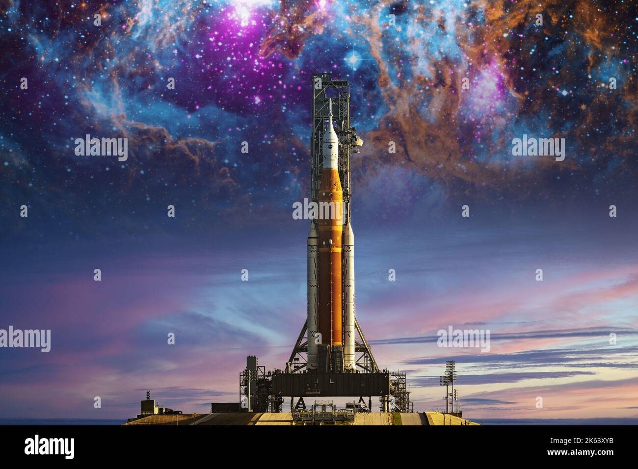 Orion-Raumsonde auf dem Startfeld auf Nebelhintergrund. Mission zum Mond. Artemis-Weltraumprogramm zur Erforschung des Sonnensystems. Elemente dieses Bildes furniss Stockfoto