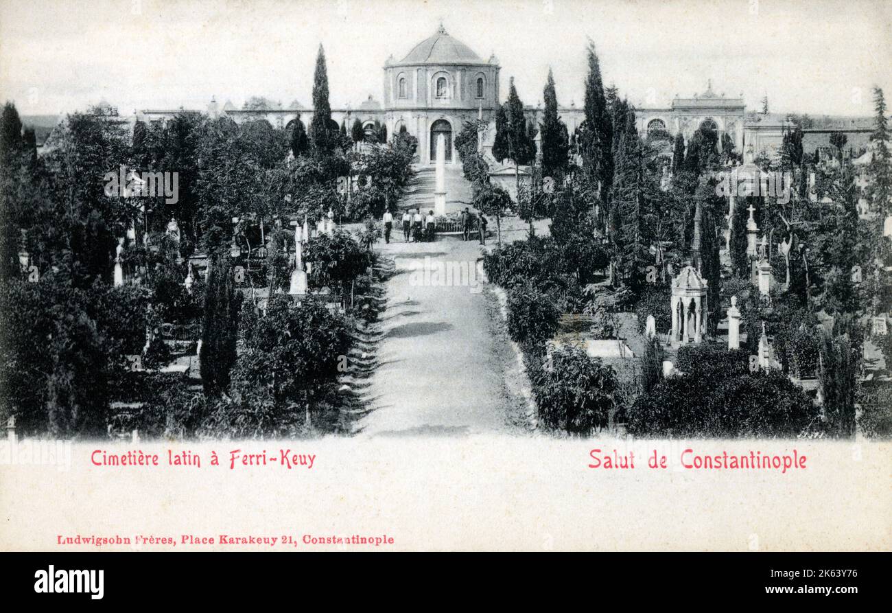 Der lateinisch-katholische Friedhof (Pangalt&#305; römisch-katholischer Friedhof) in Ferikoy, Istanbul, Türkei. Die katholische Friedhofskapelle Pangalti kann man im Hintergrund sehen. Stockfoto