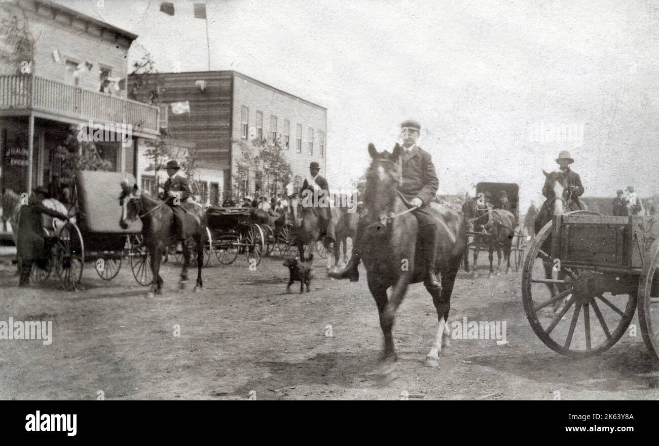 Marcelin, Saskatchewan, Kanada - Hotel und Post, Pferde, Parade. Stockfoto